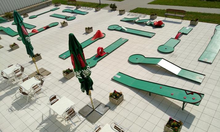 Minigolf ve sportovním areálu Dobřany