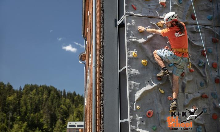 Lezení na umělé venkovní stěně s instruktorem