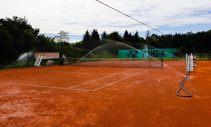 Tenis centrum Drnovice - 4 venkovní antukové kurty
