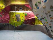 Boulderingová stěna v Tendon Blok - lezení za každého počasí