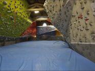 Boulderingová stěna v Tendon Blok - lezení za každého počasí