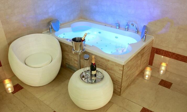 Masážní vířivá vana - whirlpool