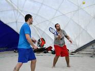 Beach volejbal v Beach Tenis Kapitol - kurty v kryté hale