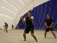 Beach volejbal v Beach Tenis Kapitol - kurty v kryté hale