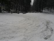 Hromadný workshop jízdy na sněhu v horském prostředí