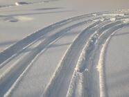 Hromadný workshop jízdy na sněhu v horském prostředí