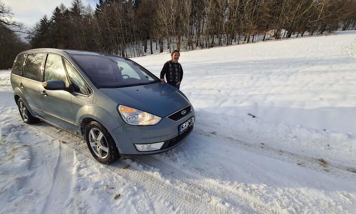 Hromadný workshop jízdy na sněhu v horském prostředí
