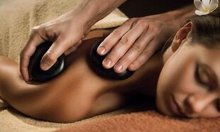 Masáž lávovými kameny - záda a šíje 30 nebo 45 min