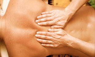 Masáž klasická relaxační + teplý rašelinový zábal