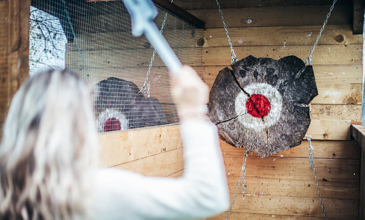 Hod sekerou - zasaďte tvrdou ránu