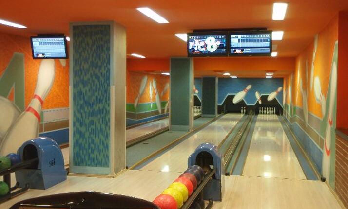 Bowling v baru Step - 3 dráhy nedaleko O2 arény