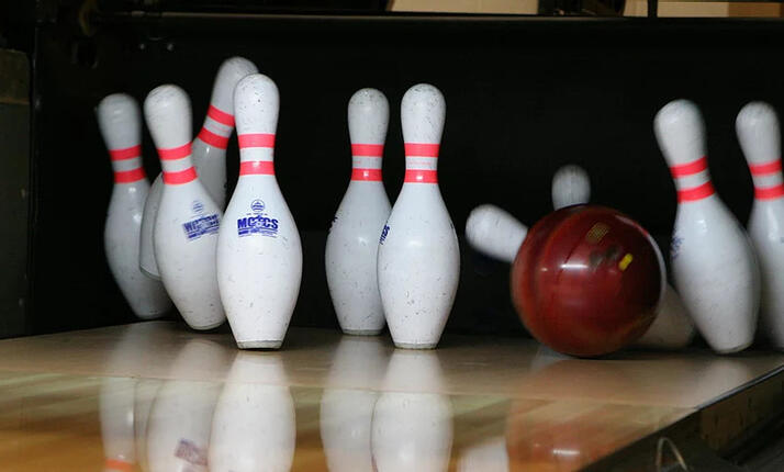 Bowling v IXI Clubu Pardubice - až 15 osob na jedné dráze