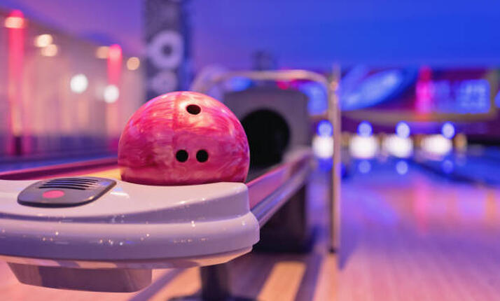 Bowling ve Wellness Hotelu Frymburk - 2 bowlingové dráhy