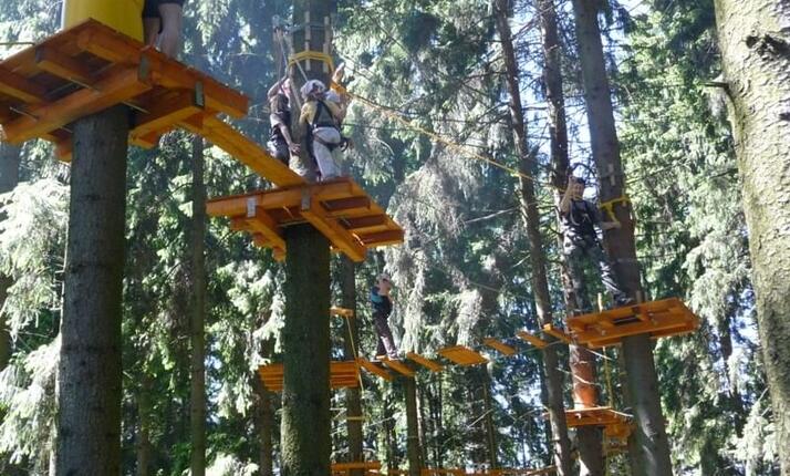 Lanové centrum v Adventure Park Lipno - 2 překážkové trasy