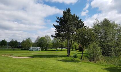 Derby golf club Slušovice - zábava uvnitř dostihového areálu