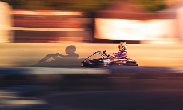 Motokáry v KartPlanet Praha - venkovní dráha s délkou 600m