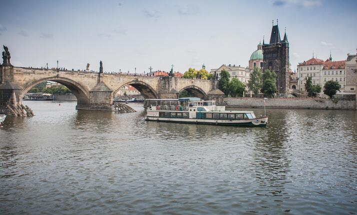 Lodě Bevents - zažijte Prahu z hladiny Vltavy