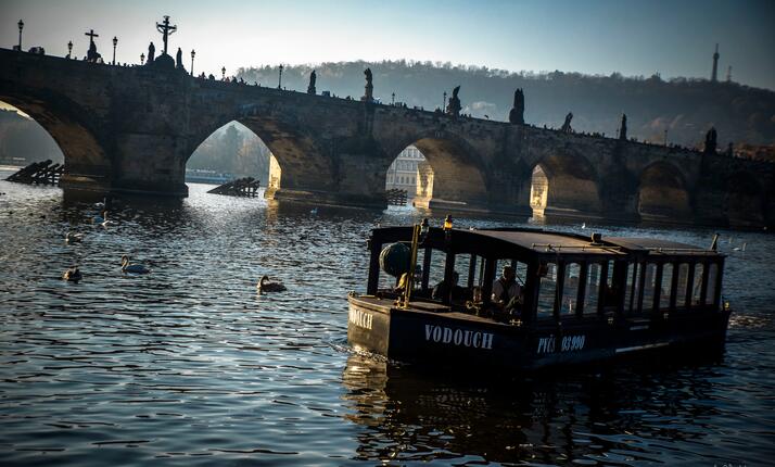 Pražské Benátky - vyhlídkové plavby historickým přívozem