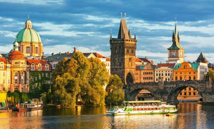 Plavba Prahou - užijte si pohled na Prahu z vodní hladiny
