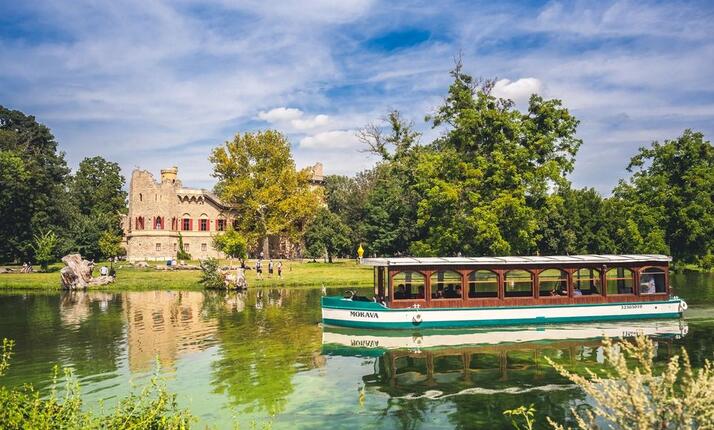 Plavby Lednice - vyhlídkové plavby zámeckým parkem