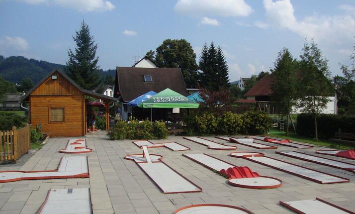 Minigolf Velké Losiny - neboj se a odpal míček do jamky!