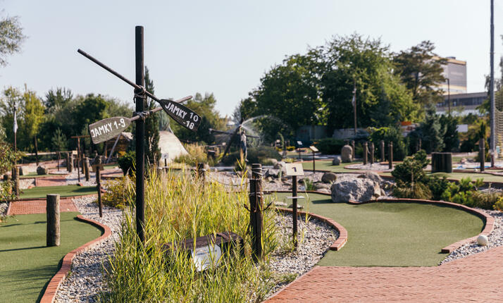 Minigolf ROSMARINA Praha - moderní 18ti jamkové hřiště