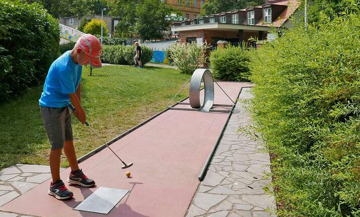 Minigolf Tower Park Praha - hrej jako o duši