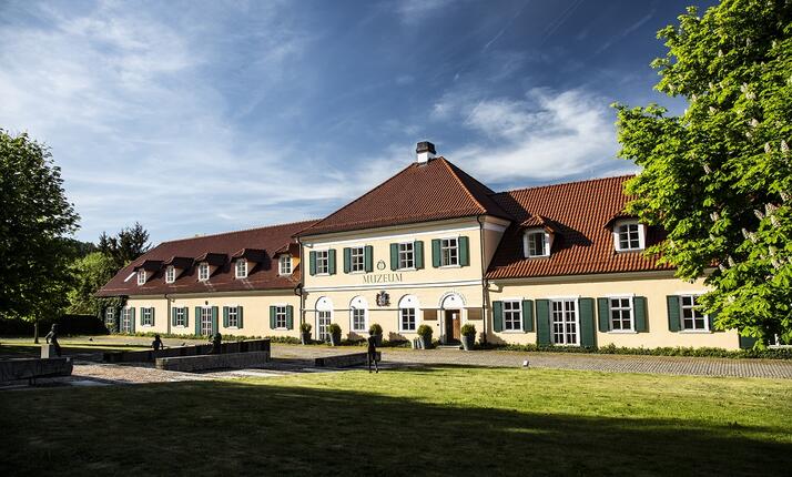 Muzeum ostrov lidových krojů Zbraslavice - 260 lidových krojů