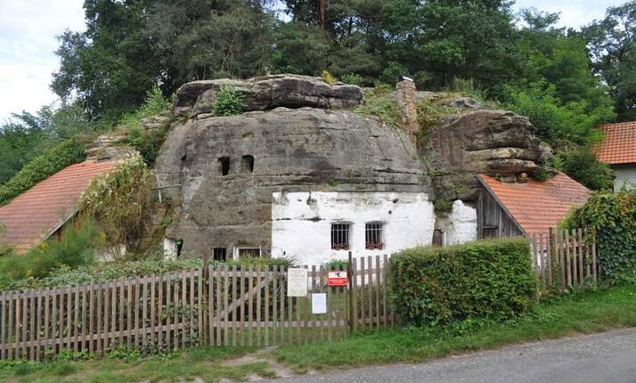 Skalní obydlí Lhotka u Mělníka - jak žili nemajetní lidé