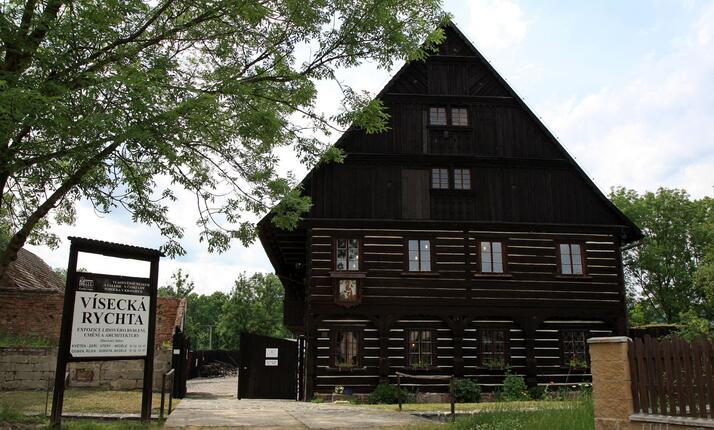 Vísecká rychta Kravaře u České Lípy - největší roubená stavba