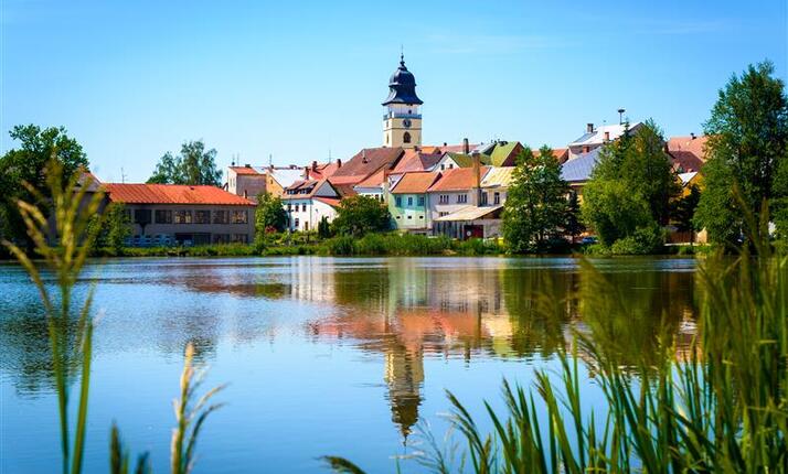 Kostel sv. Jana Křitele s vyhlídkovou věží Počátky - dominanta