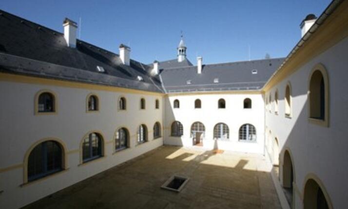 Františkánský klášter a Galerie antického umění Hostinné