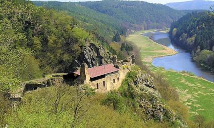 Hrad Krašov Kralovice - malebný výhled na řeku Berounku