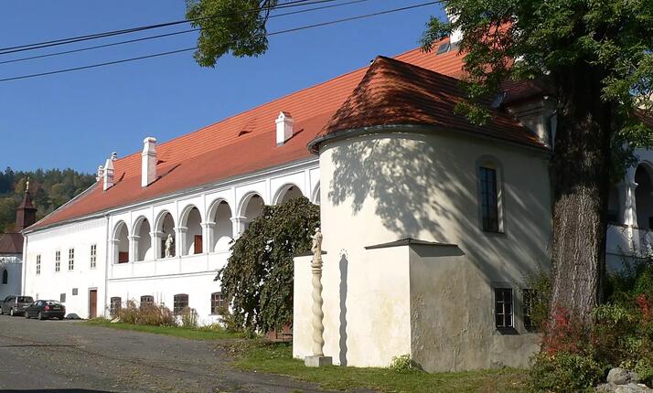 Zámek Mokrosuky - poznejte historii zbraní a šermířství