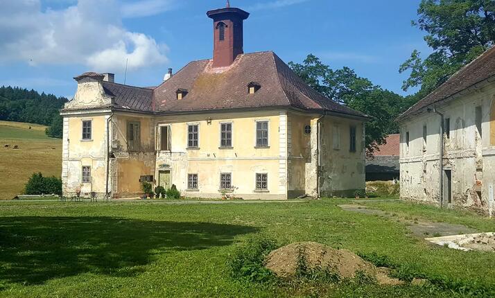 Zámek Nemilkov u Velhartic - první písemné zmínky z r. 1382