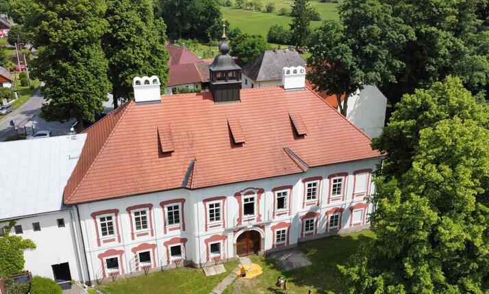 Zámek Mlázovy Kolinec - expozice o historii panství Mlázovy