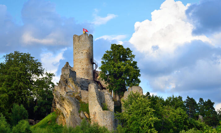 Hrad Frýdštejn - vykročte na zříceninu čnící vysoko na skále
