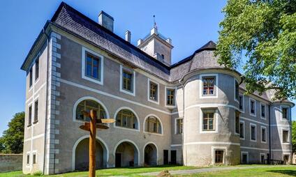 Zámek Police - goticko-renesanční zámek z 16. století