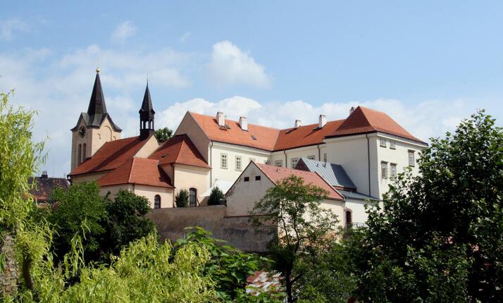 Zámek Chvaly Praha Horní Počernice - dotek romantiky