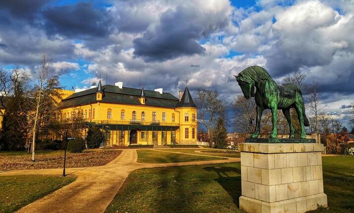 Zámek Slatiňany – zámek plný příběhů, vynálezů a koní