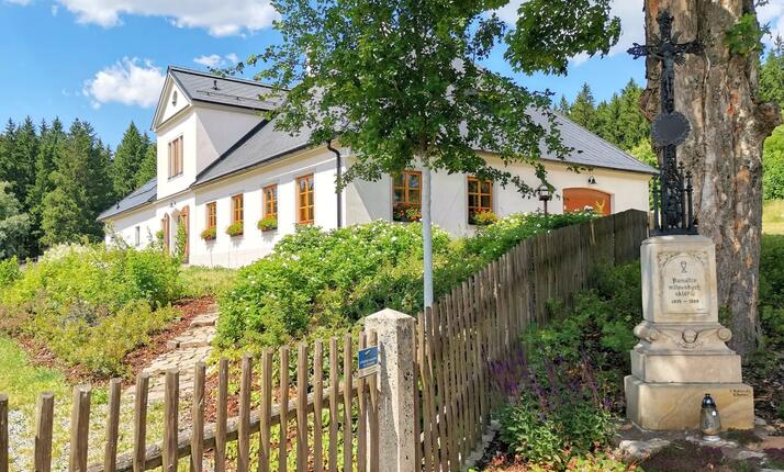 Galerie na Milovské Huti Křizánky - 1000 exponátů českého skla