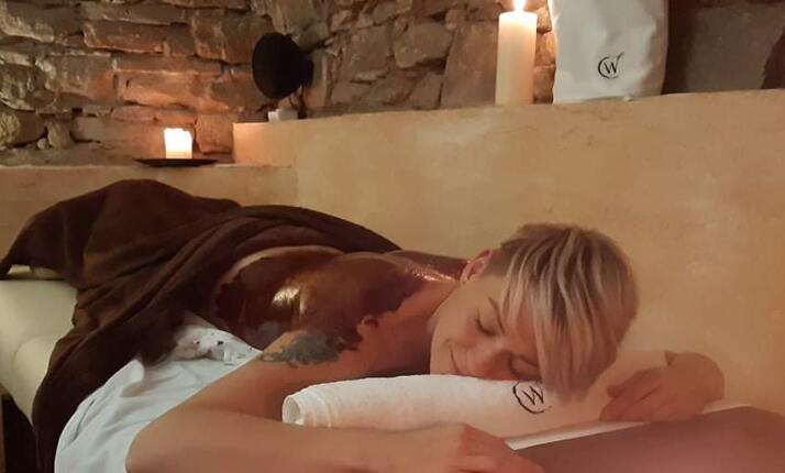 Čokoládové laskání - čokoládový parafínový zábal, masáž a horká čokoláda v kavárně