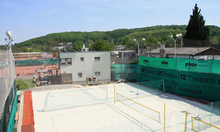 Beach volejbal v Beach Tenis Kapitol - venkovní kurty