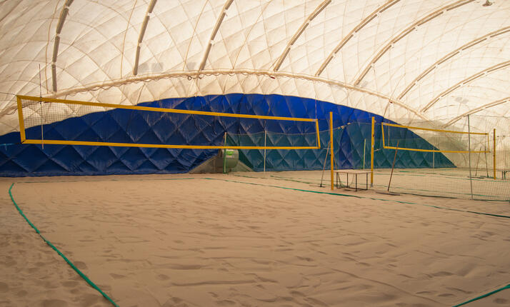 Beach volejbal v Beach Tenis Kapitol - kurty v kryté hale