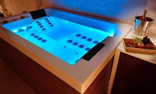 Celá noc v privátním wellness pro dva vč. snídaně a 0,75l láhve vína nebo sektu