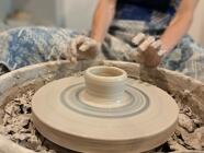 Hrnčířské rande ve studiu ArtTeta Liberec: Vytočte si vlastní hrnek