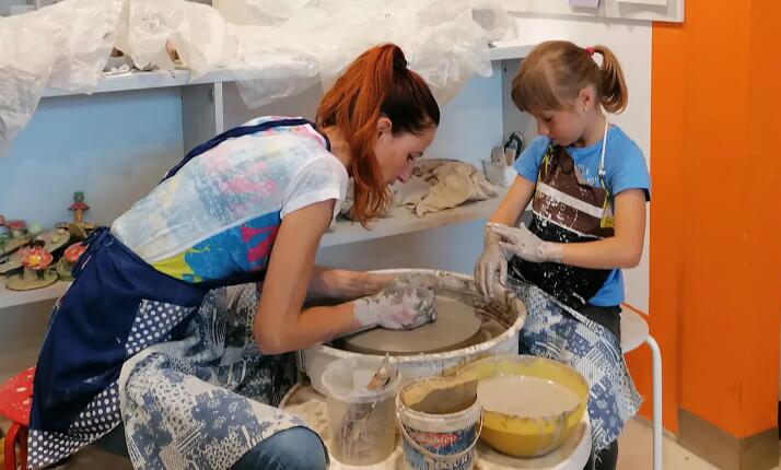 Keramické královské tvoření pro děti ve Studiu ArtTeta Liberec