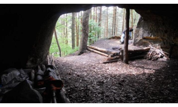 Venkovní úkrytová hra u jeskyně Klemperka - Šemanovickým dolem se skřítkem Karpíškem