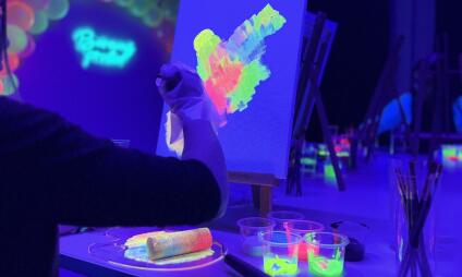 Malování ve tmě – zažij magický zážitek, kde umění ožívá ve světle