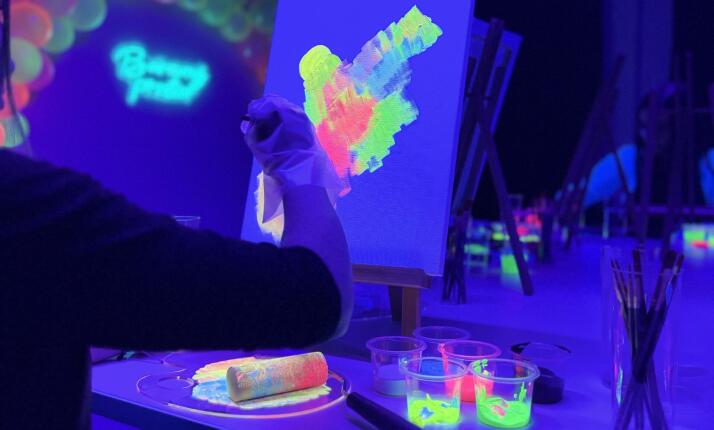 Malování ve tmě – zažij magický zážitek, kde umění ožívá ve světle